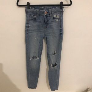 Distressed light wash jegging